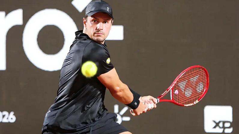 João Fonseca em ação contra Thiago Monteiro na estreia no Rio Open 2026 (Foto: Divulgação / Rio Open)