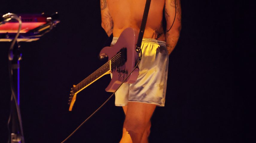 Justin Bieber debuted a new back tattoo while performing at the 2026 Grammy Awards.