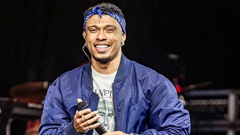 Angelo Silva, o Angelino, é o vocalista da banda Kamisa 10, atração do Camarote Quem O Globo — Foto: Júlio Nelson