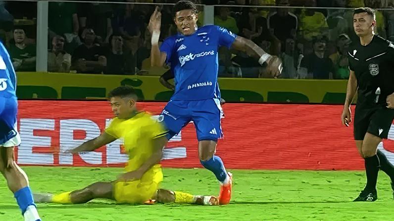 Yuri Lara foi expulso no lance com Kenji