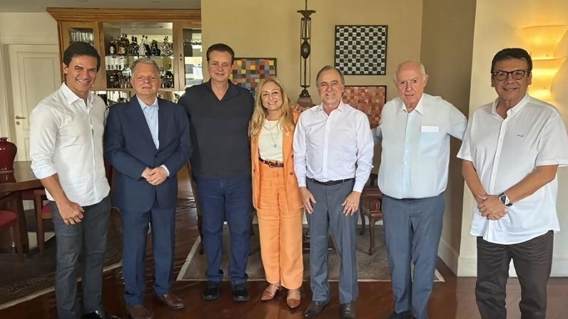 Kassab ao lado de deputados do PSDB da Alesp; na foto, da esquerda para a direita, estão: Rogério Nogueira, Mauro Bragato, Kassab, Maria Lucia Amary, Dirceu Dalben e Barros Munhoz
