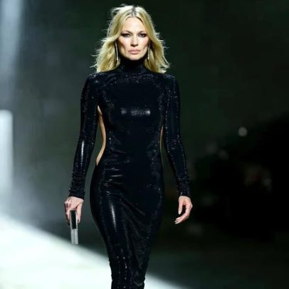 Kate Moss retorna à passarela da Gucci 30 anos depois com traje ousado