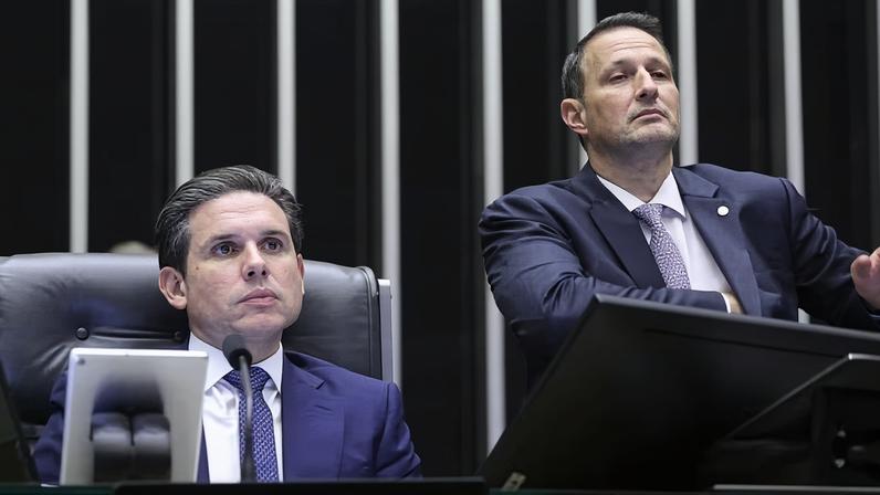 O presidente da Câmara, Hugo Motta (Republicanos-PB), e o deputado Guilherme Derrite (PP-SP). — Foto: Kayo Magalhães/Câmara dos Deputados