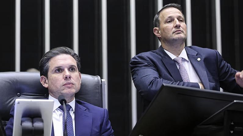O presidente da Câmara, Hugo Motta (Republicanos-PB), e o deputado Guilherme Derrite (PP-SP). — Foto: Kayo Magalhães/Câmara dos Deputados