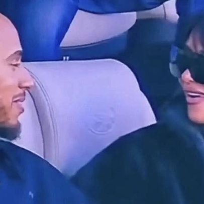 Kim Kardashian e Lewis Hamilton aparecem juntos no Super Bowl 2026