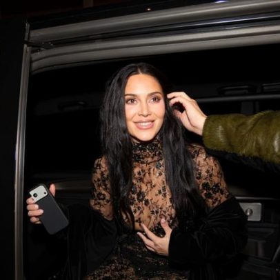 Kim Kardashian usa catsuit de renda em encontro com Lewis Hamilton