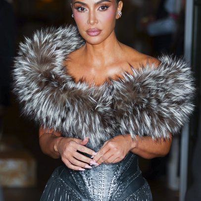 Após debacle de All's Fair, Kim Kardashian negocia novo projeto com Ryan Murphy