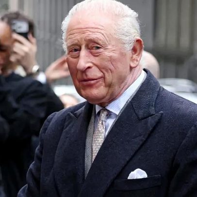 Rei Charles visita a Semana de Moda de Londres após prisão do príncipe Andrew