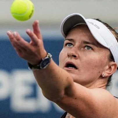 Krejcikova, campeã de 2023, estreia bem e encara Anisimova em Dubai
