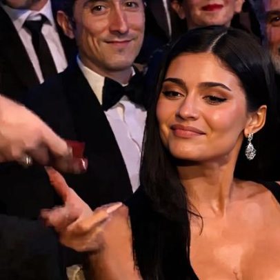 Kylie Jenner mostra desconforto com piada de Alan Cumming na BAFTA