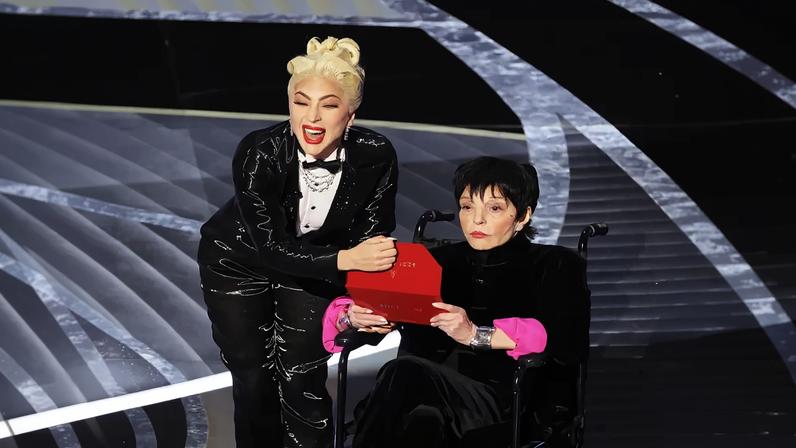 Liza Minnelli claims in her forthcoming memoir, “Kids, Wait Till You Hear This!” she was forced to use a wheelchair while presenting with Lady Gaga at the 2022 Academy Award.