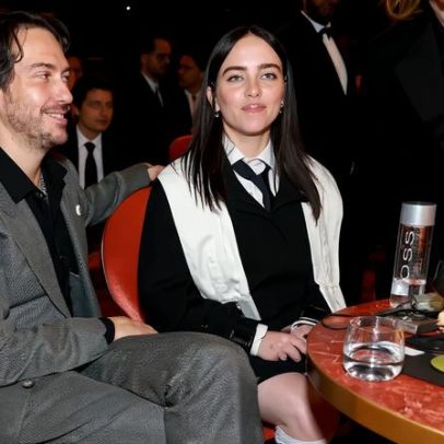 Billie Eilish e Nat Wolff surgem juntos no Grammys 2026