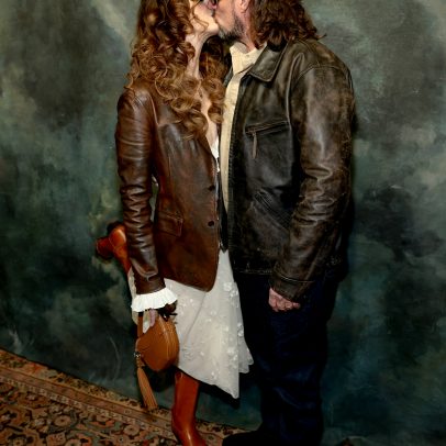 Lana Del Rey e o marido trocam beijo em desfile da Ralph Lauren