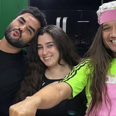 Lauren Jauregui janta hot dog e frango com farofa em casa de influenciadores