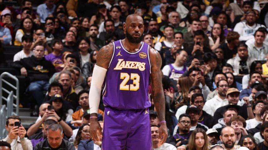 Lebron James durante partida contra o Dallas Maverick na NBA (Foto: Wally SKALIJ / GETTY IMAGES NORTH AMERICA / Getty Images via AFP)