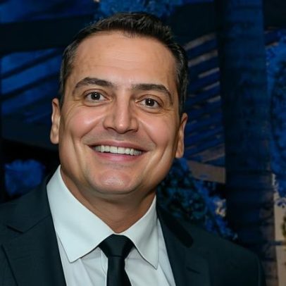 Leo Dias aparece com namorado em casamento de sertanejo