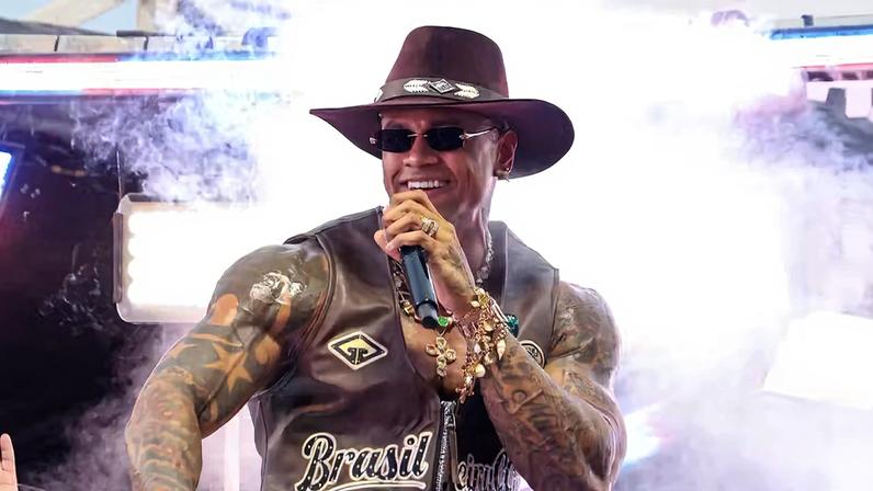 Léo Santana anima foliões do Circuito Barra-Ondina — Foto: Tomzé Fonseca/ Agnews