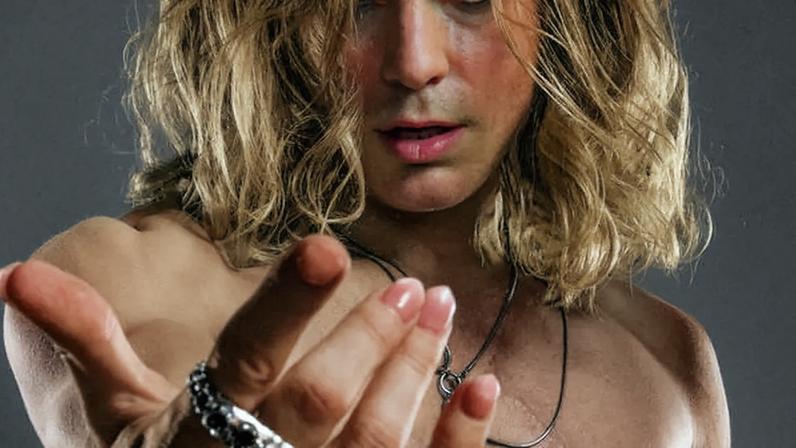 Foto de Sam Reid como Lestat na série Entrevista com Vampiro