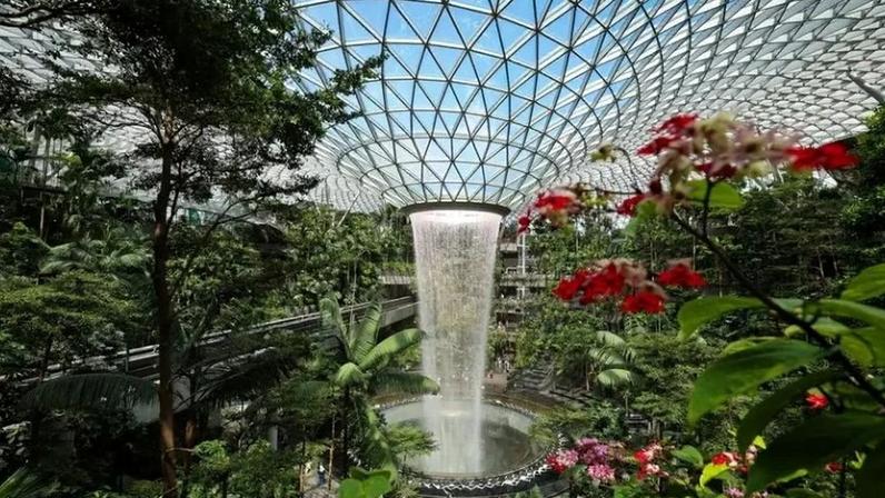 Vista geral do Rain Vortex, a cachoeira indoor mais alta do mundo, no Aeroporto Jewel Changi, em Singapura.