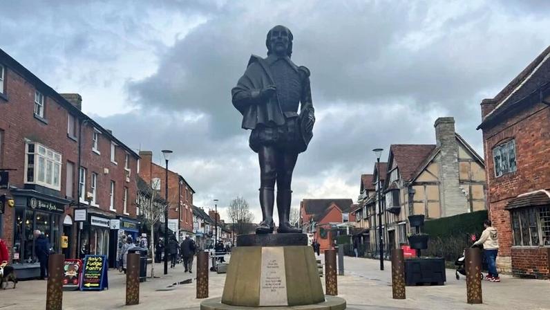 Estátua de William Shakespeare em frente à casa dele em Stratford-upon-Avon