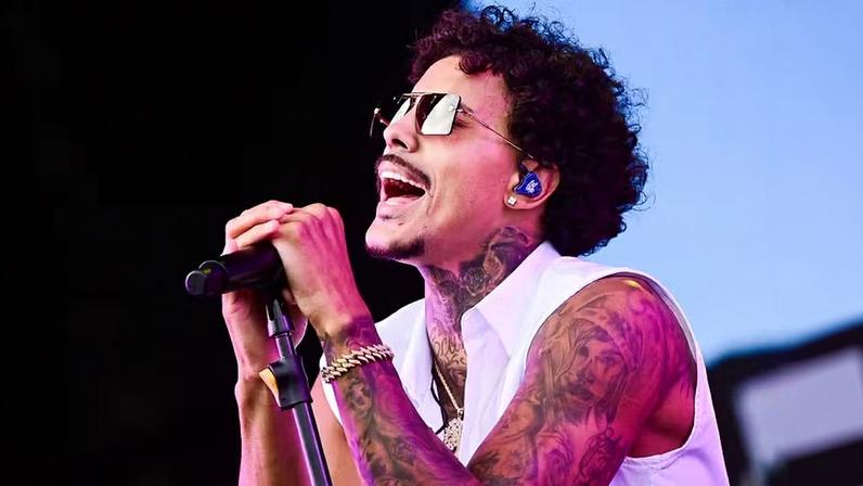 Mc Livinho canta no palco Quebrada, no The Town 2025 — Foto: Leo Franco/Agnews