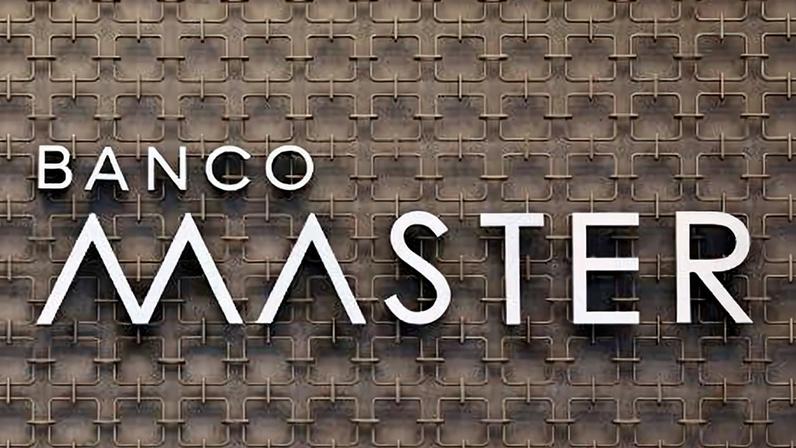 Logotipo do Banco Master em prédio de São Paulo
