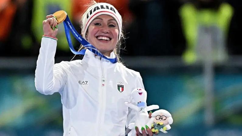 A italiana Francesca Lollobrigida conquistou o ouro na patinação de velocidade (Foto: Gabriel BOUYS / AFP)