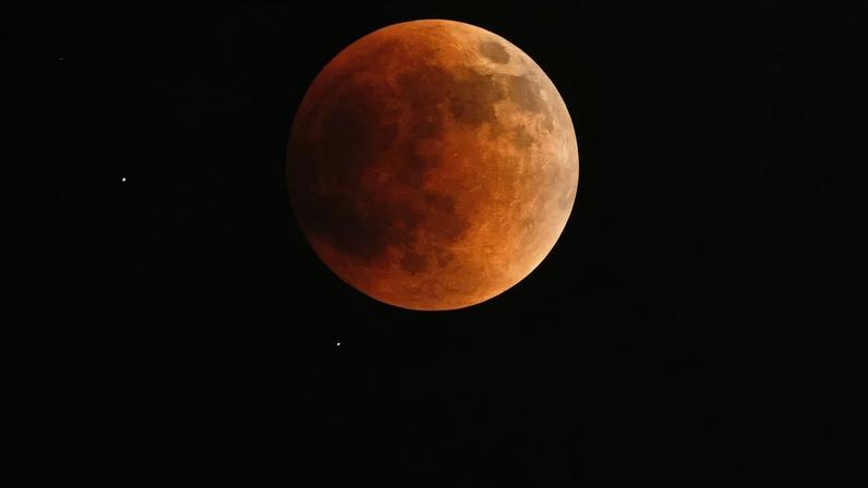 Eclipse total com Lua de Sangue visto em Charlotte, nos EUA, em 15 de maio de 2022
