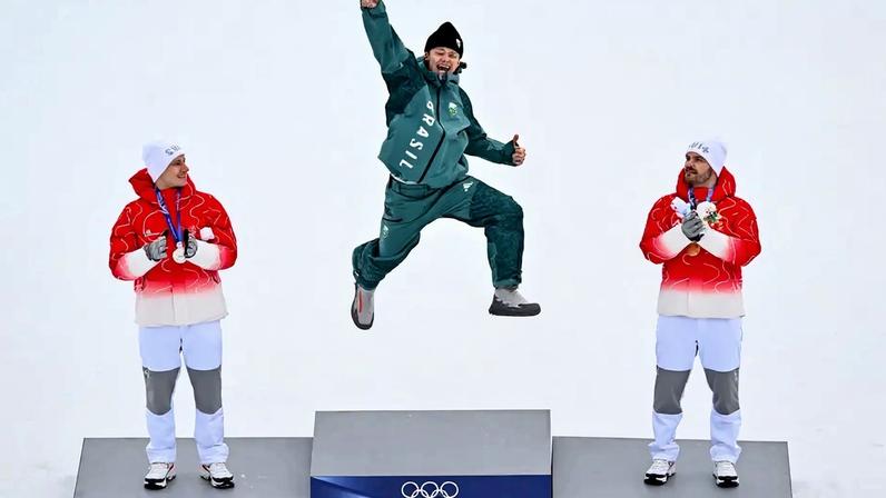 Da esquerda para a direita, Marco Odermatt (prata), Lucas Pinheiro Braathen (ouro) e Loic Meillard (bronze) celebram no pódio do slalom gigante masculino em 2026. (Foto: Fabrice Coffrini/AFP)