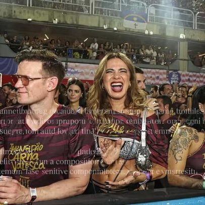 Luciana Gimenez posa ao lado de Matt Smith na Sapucaí