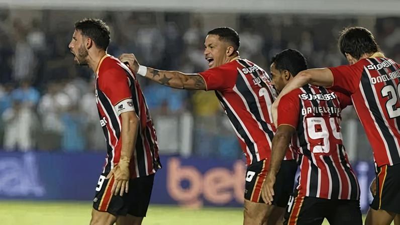 Luciano em campo pelo São Paulo
