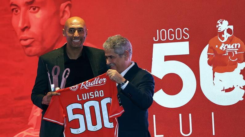 Luisão foi homenageado pelos 500 jogos com o Benfica — Foto: Reprodução/Twitter