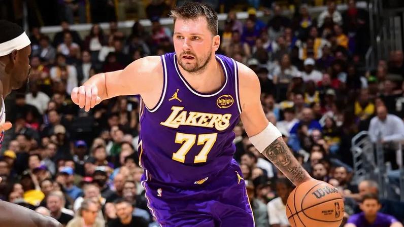 Luka Doncic em jogo entre Los Angeles Lakers e Philadelphia 76ers na NBA (Foto: Adam Pantozzi/NBAE via Getty Images/AFP)