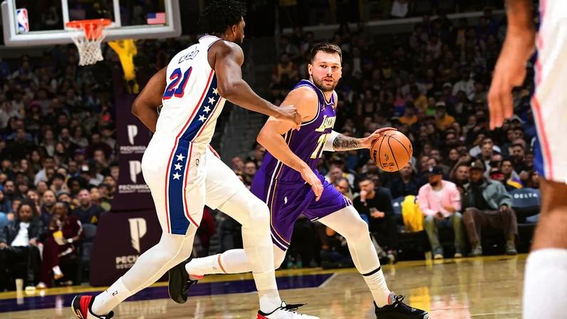 Luka Doncic em jogo entre Los Angeles Lakers e Philadelphia 76ers na NBA (Foto: Adam Pantozzi/NBAE via Getty Images/AFP)