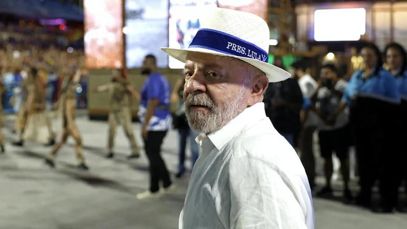 Com homenagem a Lula, Acadêmicos de Niterói é rebaixada no Carnaval do Rio. (Foto: EFE/Antonio Lacerda)