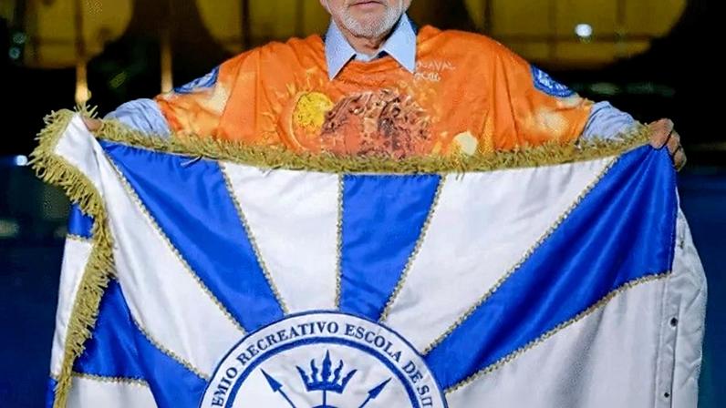 Lula com bandeira da Acadêmicos de Niterói