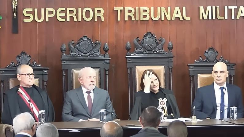Lula e Maria Thereza Rocha, presidente do STM, em posse de nova ministra