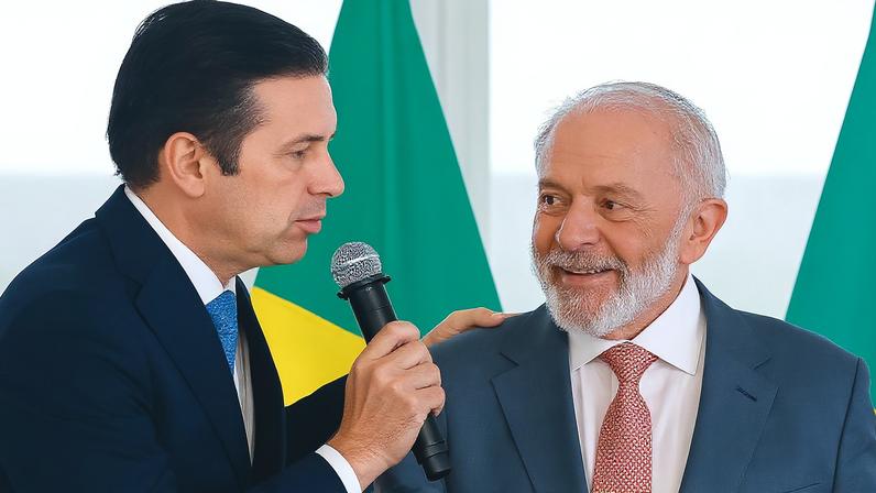Lula e Hugo Motta durante encontro em Brasília: presidente da Câmara promete acelerar votação de acordo Mercosul-UE, uma das prioridades do governo no Congresso. (Foto: Ricardo Stuckert / PR)