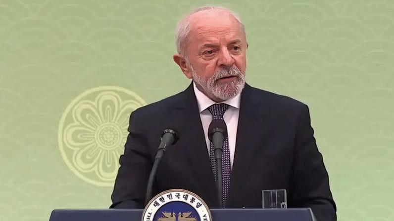 Presidente petista tenta derrubar barreiras comerciais sul-coreanas à carne brasileira. Dez acordos comerciais e de minerais raros foram assinados. (Foto: reprodução/Youtube Canal Gov)