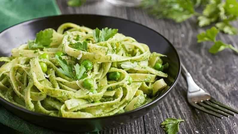 Macarrão com molho cremoso de espinafre e ervilha (Imagem: Anna Shepulova | Shutterstock)
