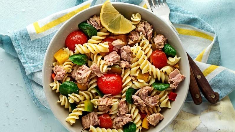 Macarrão com atum e vegetais (Imagem: DUSAN ZIDAR | Shutterstock)