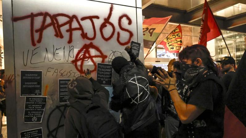 Manifestantes em frente à sede da multinacional agrícola Cargill em São Paulo. (Foto: EFE)