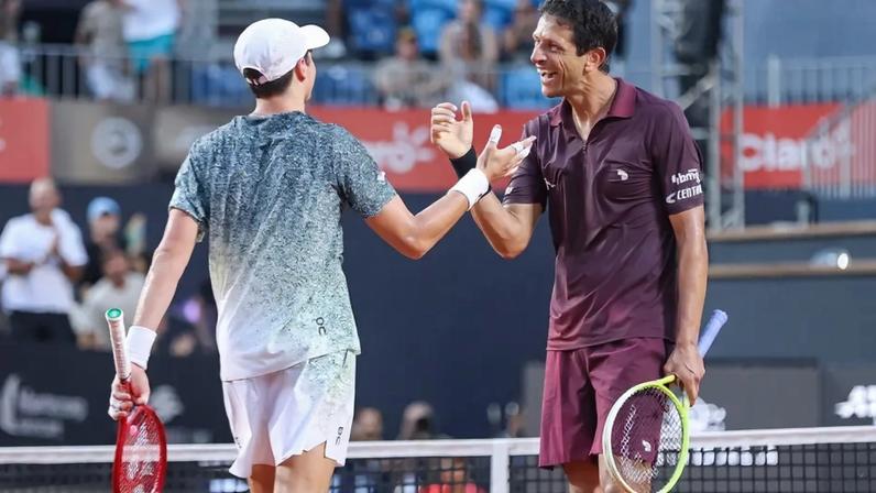 Marcelo Melo e João Fonseca no Rio Open (Foto: Fotojump)