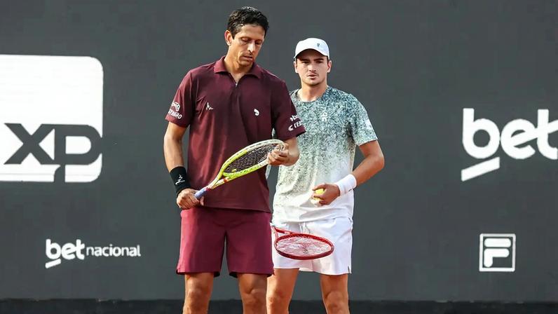 Marcelo Melo e João Fonseca no Rio Open (Foto: Fotojump)