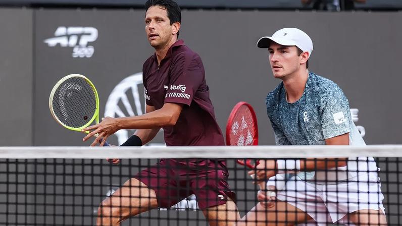 Marcelo Melo e João Fonseca no Rio Open (Foto: Fotojump)