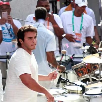 Marcelo Sangalo toca percussão no trio da mãe Ivete no bloco Coruja, Salvador