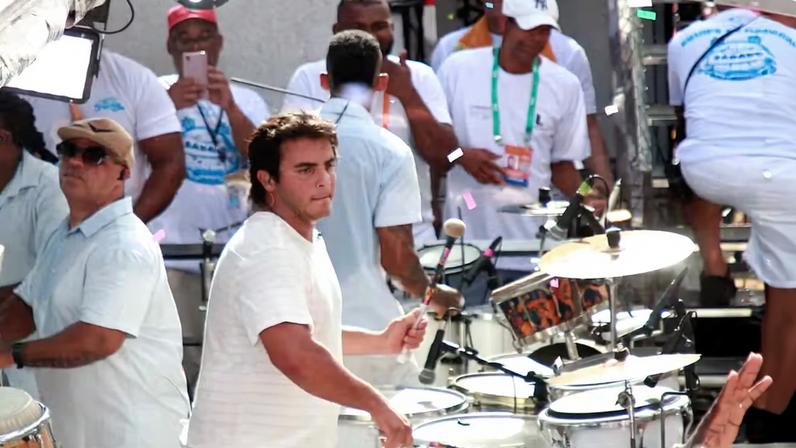 Marcelo Sangalo, filho de Ivete Sangalo, toca percussão no trio da mãe no bloco Coruja, em Salvador — Foto: Vitor Santos / AgNews