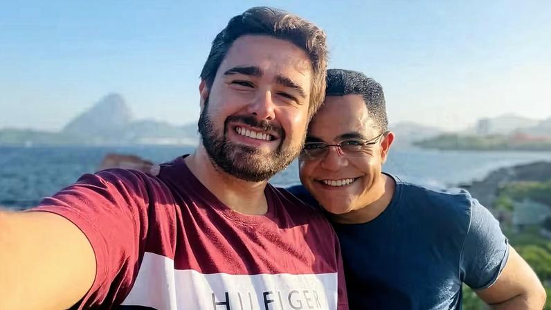 O jornalista Marcelo Pereira e o namorado, Lourenço Albarello — Foto: Reprodução/Instagram