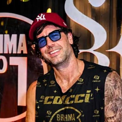 Marcos Pitombo comenta namorado em apresentação na Sapucaí