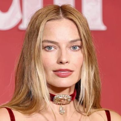 Margot Robbie brilha com 100 ct de diamantes na estreia de Wuthering Heights